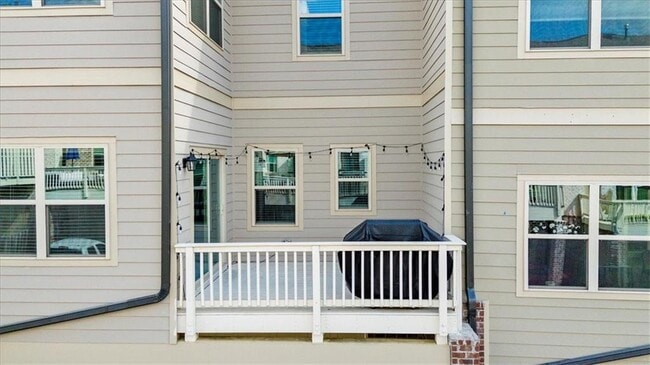 Building Photo - 324 Commons Ave