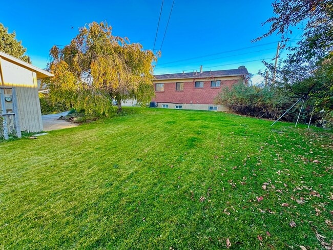 Building Photo - Remodeled 4 Bd Home with 23'x35' Heated Wo...