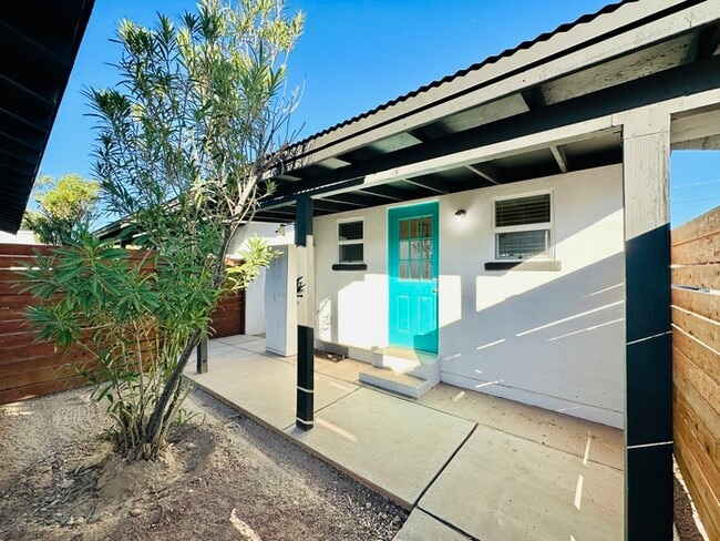 Primary Photo - Renovated Studio with Front and Back Yard!...