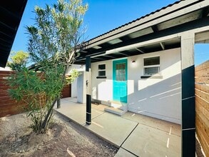 Building Photo - Renovated Studio with Front and Back Yard!...