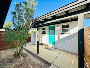 Building Photo - Renovated Studio with Front and Back Yard!...