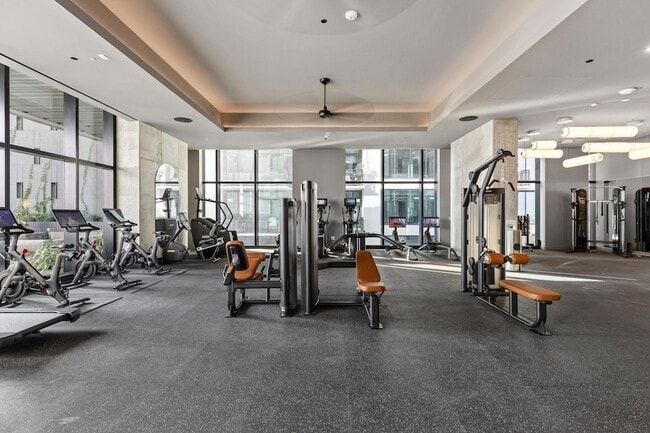 Building Photo - 610 Davis St