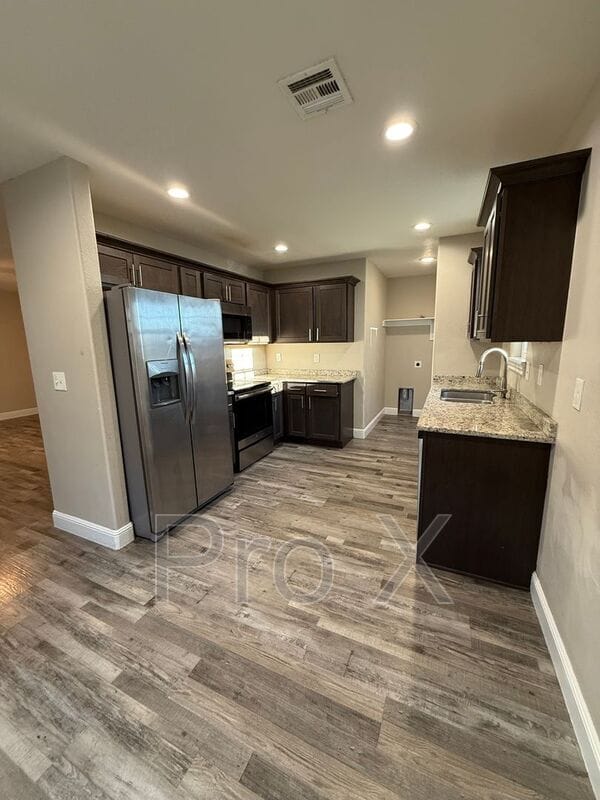 Building Photo - 1414 E 6th St