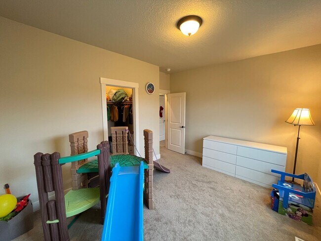 Building Photo - Beautiful Beaverton 3 Bedroom 2.5 Bathroom ~ Home In River Terrace w/ Level 2 EV Charger in Garage!