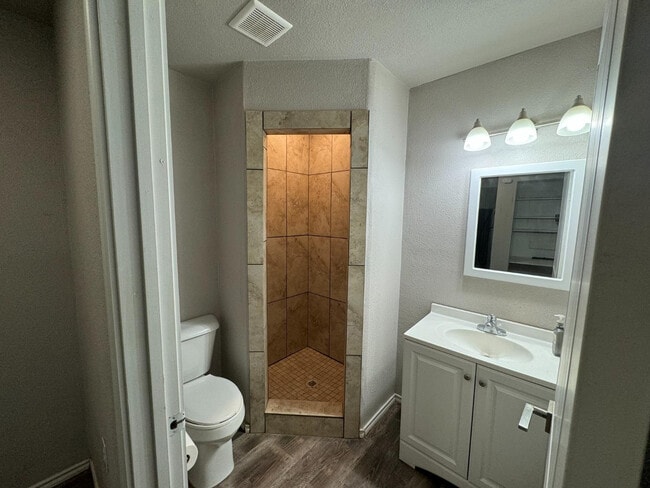 Building Photo - 509 E Queens St