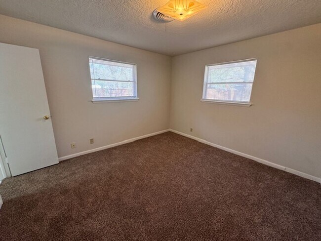 Building Photo - 3 bed 2 bath in a great neighborhood in Norman, Refreshed and ready for move in, 200 0ff by May 1st!