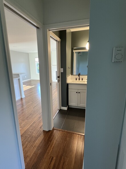 En-suite for primary bedroom - 520 Lee St