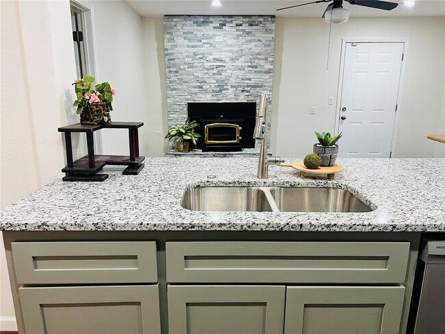 Building Photo - 1847 N Allen Ln