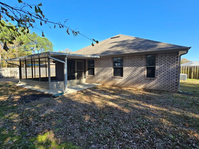 Building Photo - 3-Bedroom Home with Bonus Room and Screene...