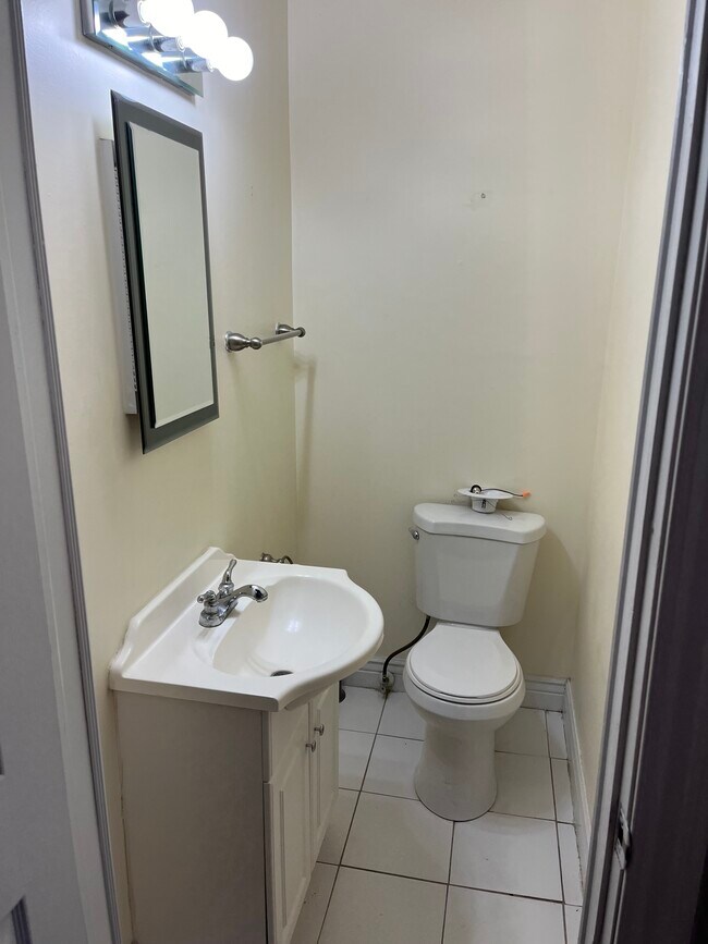 Building Photo - 220 N Bench St