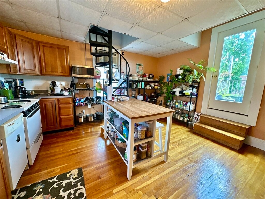 Building Photo - 512 Centre St