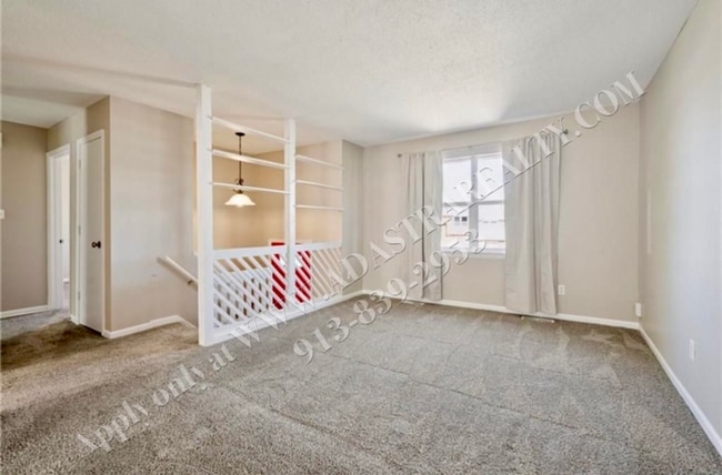 Building Photo - Adorable 3 Bed 2 Bath Duplex in Olathe-coming SOON!!