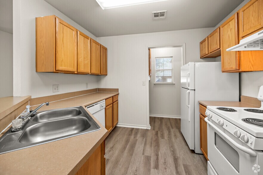 2BR, 1BA - 836SF - Kitchen - Oak Timbers White Settlement