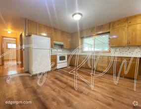 Building Photo - 3 bedroom 1 bath DUPLEX