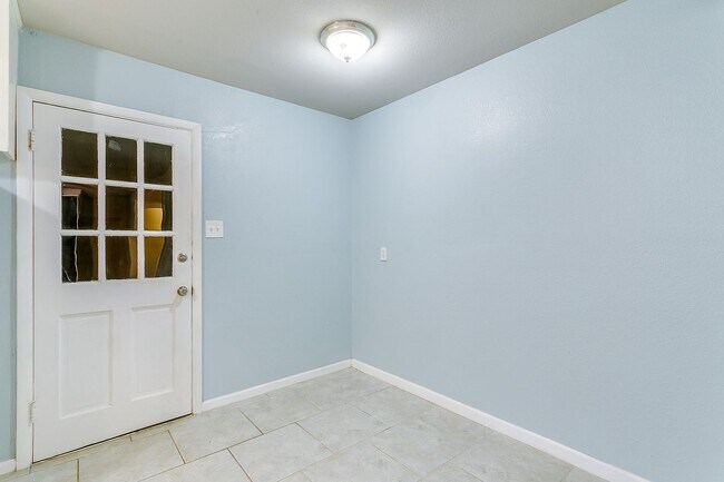 Building Photo - Ready for New Tenants- Large 3 bed, 2 bath...