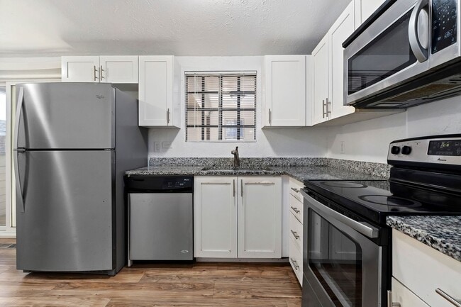 Building Photo - Updated 6 bedroom home is a must see!!