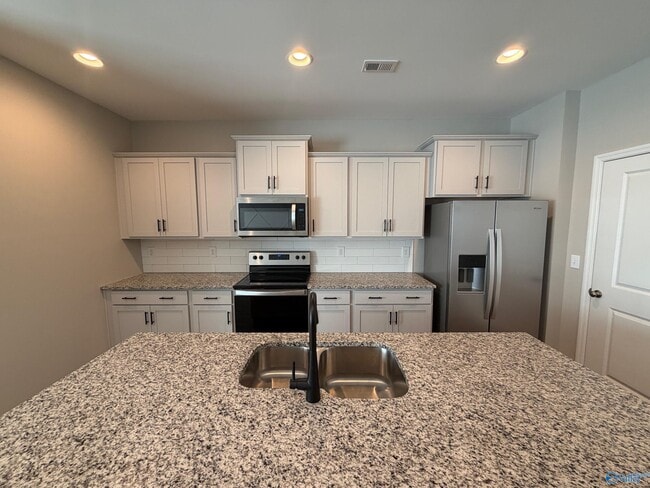 Building Photo - 3203 McClellan Wy SE