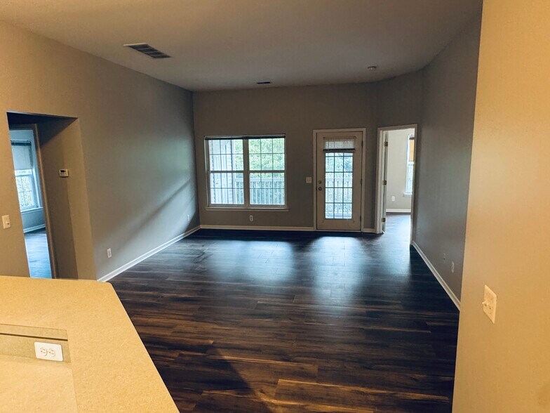 Living Room with screened porch - 2838 S Knightsbridge Cir