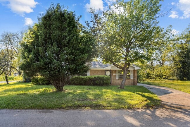 Building Photo - Charming 3 Bedroom, 2 Bathroom house