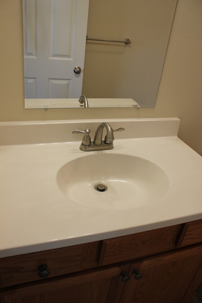 Building Photo - 3 Bedroom, 2.5 Bath Townhome for Rent