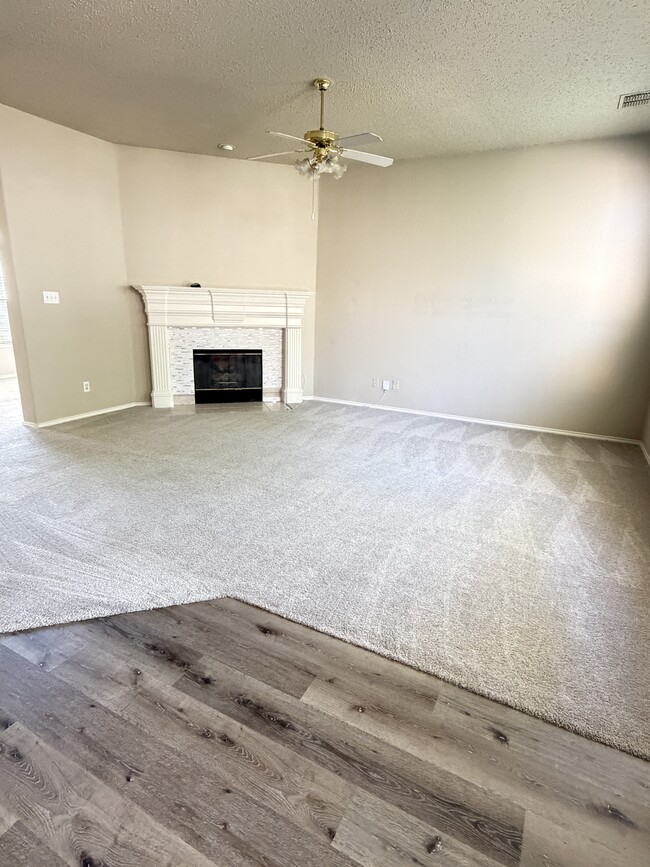 Building Photo - 2040 Camelot Dr