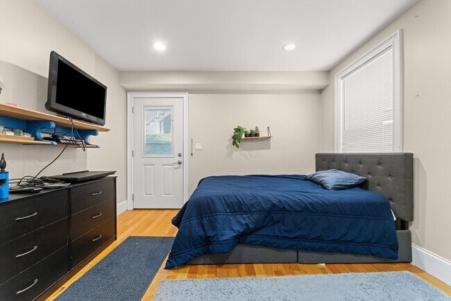 Building Photo - 152-154 Savin Hill Ave