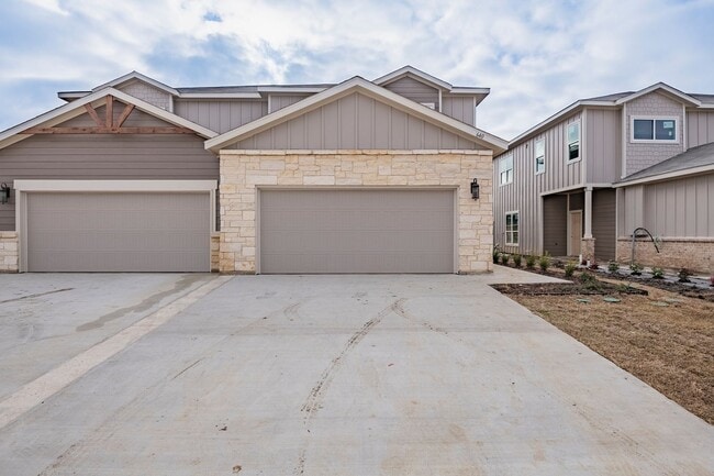 Building Photo - AVAILABLE NOW! GORGEOUS 4 BEDROOM DUPLEX LOCATED IN MIDLOTHIAN ISD!