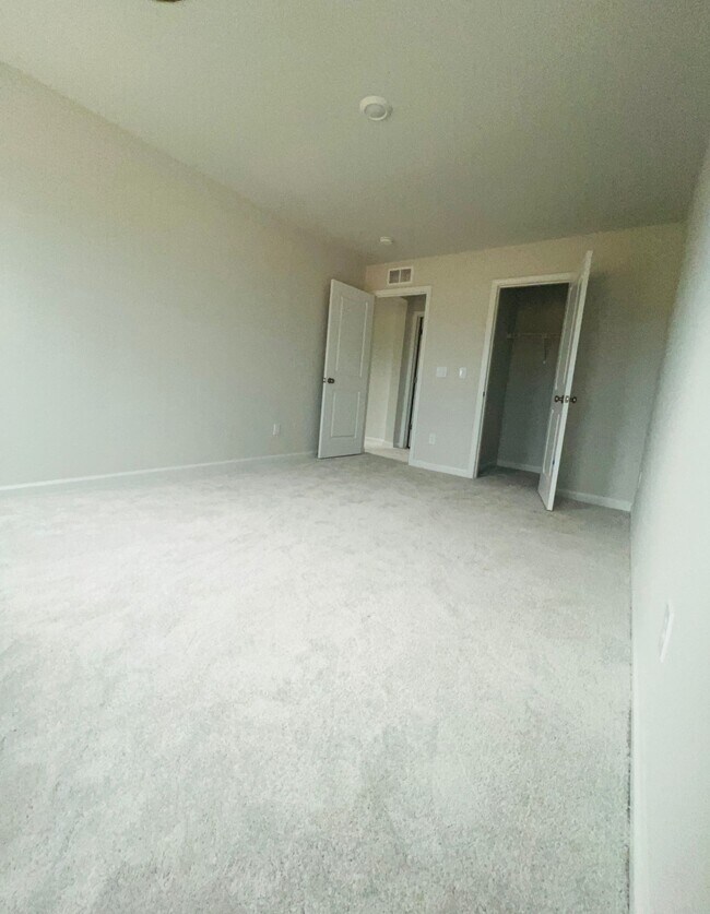 Building Photo - Modern Townhome | 3 Bed/2.5 Bath | End Unit