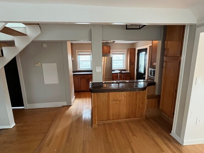 Building Photo - offboarding 4/14/26 3215 N Bartlett Ave