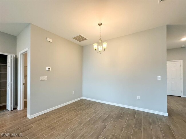 Building Photo - 512 NW 25th Ave