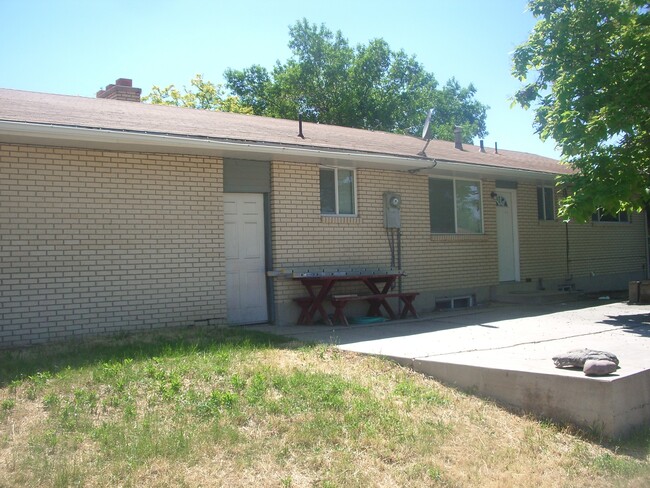 Building Photo - 3752 Englewood Dr