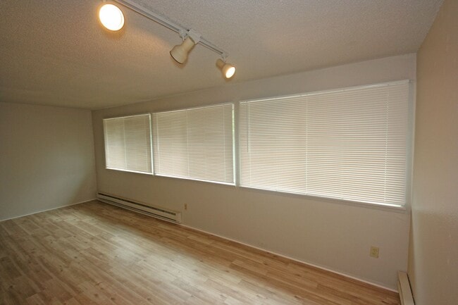 Building Photo - 2 bedroom 1 bath upstairs apartment