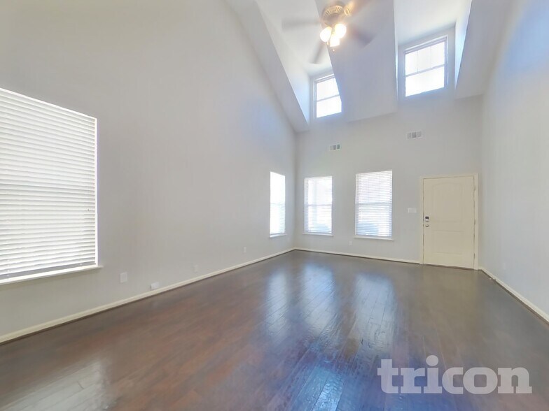 Building Photo - 1422 Collins Dr