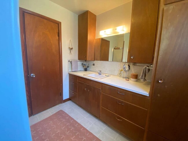 Building Photo - Quiet, Cozy 2-Bedroom Home Located in York...