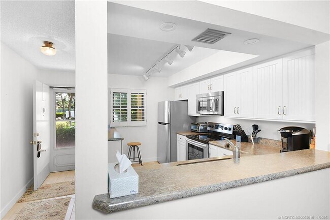 Building Photo - 7410 S Ocean Dr