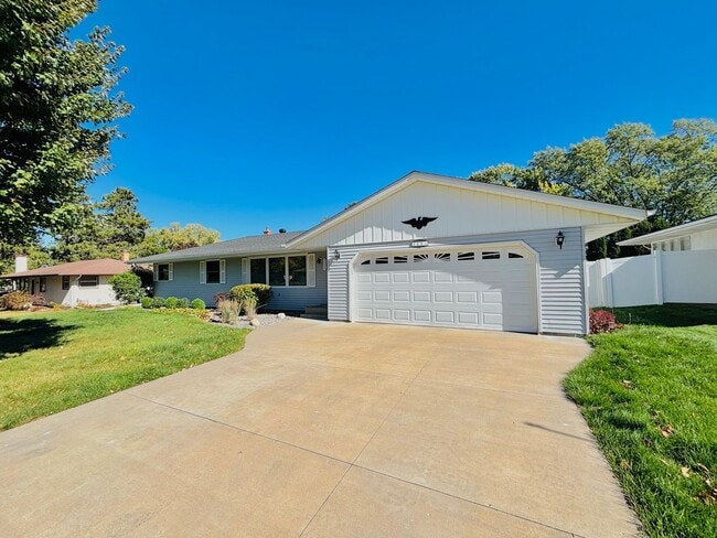 Primary Photo - Sprawling 3bedroom 2bath Home in Roseville...