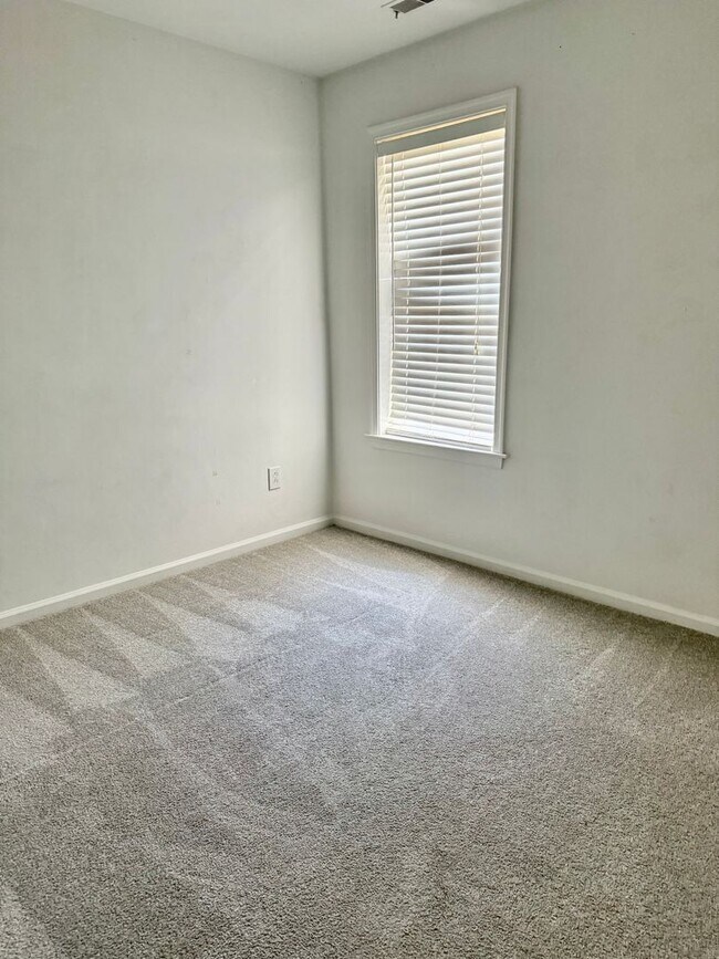 Building Photo - 3BD/2BA Home minutes from Dam Neck/Oceana Bases! Updated Throughout! Attached One Car Garage!