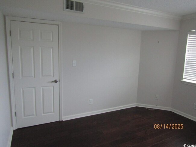 Building Photo - 4560 Greenbriar Dr