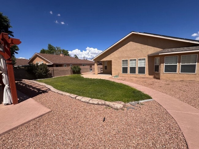 Building Photo - 9701 Tapatio Dr NW