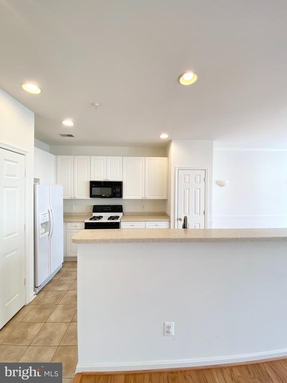 Building Photo - 2663 Manhattan Pl