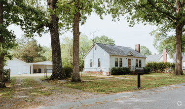 Building Photo - 2106 Englewood St