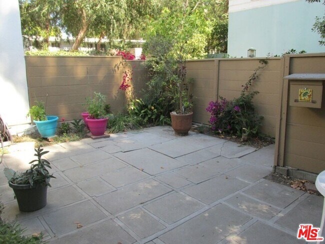 Building Photo - 5176 Village Green