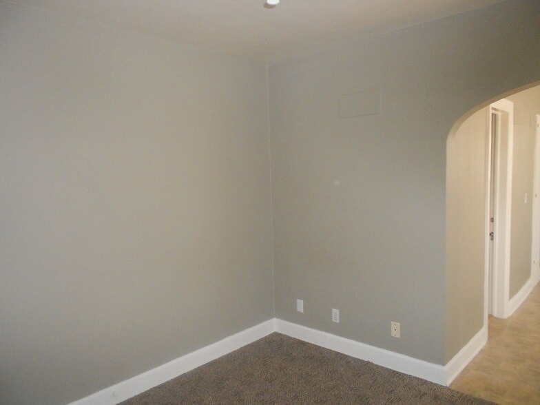 Building Photo - 226 E 5th Ave