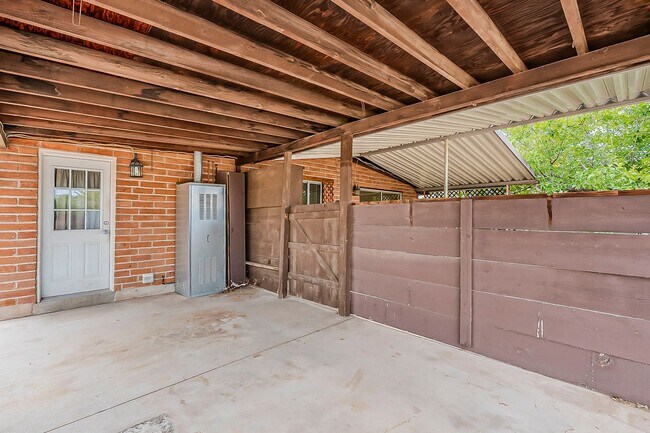 Building Photo - 1437 E Lester St