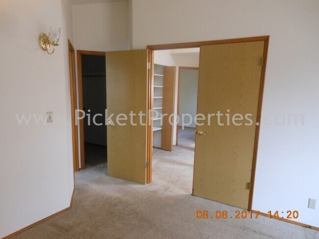 Building Photo - Large 3 Bedroom Home in Great Ridgetop Loc...