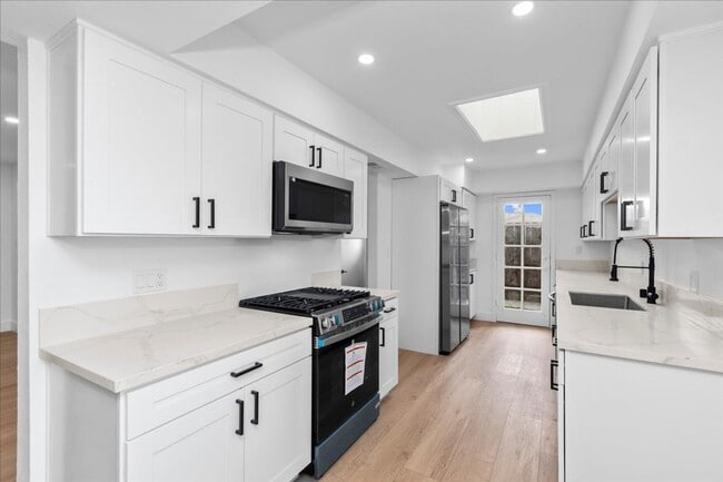 Building Photo - 4 bed main house!