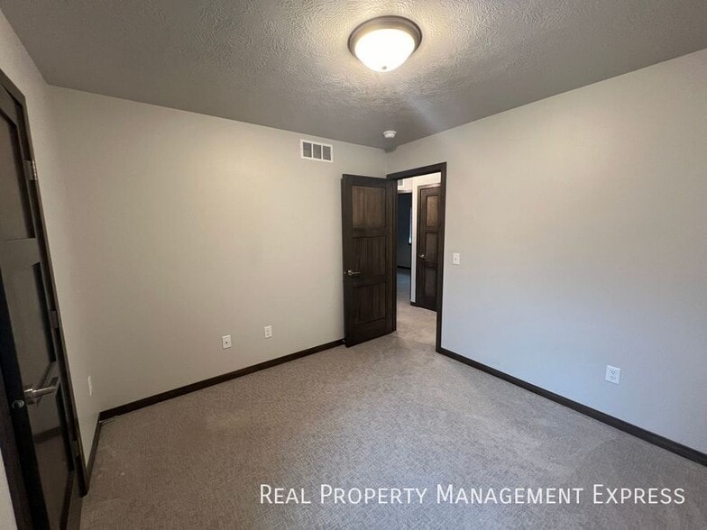 Building Photo - Modern Luxury: 3BR Townhome with Stylish Finishes, Spacious Interiors, and Attached Garage