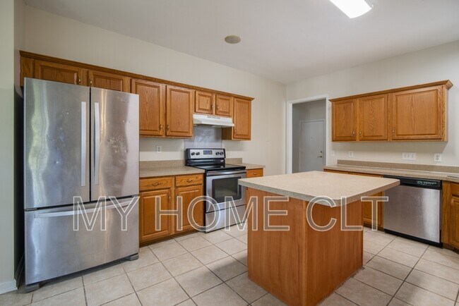 Building Photo - 15012 Rothesay Dr