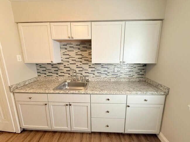 Building Photo - Renovated 3-Bedroom Home – We Welcome Sect...