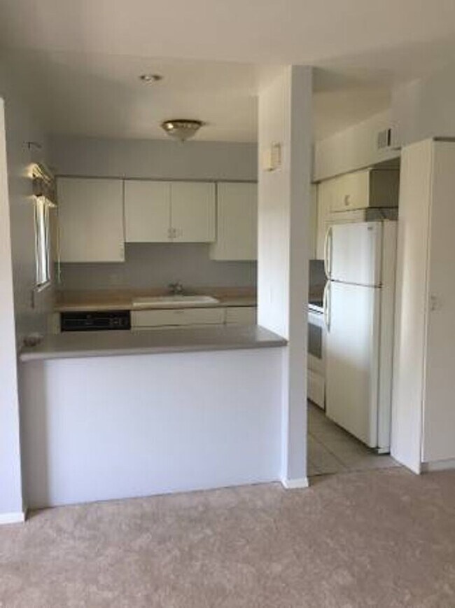 Building Photo - This is a great opportunity to rent a 2 bedroom at a competitive price in Tarzana.